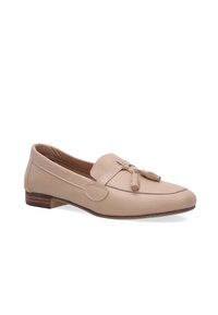 Beige Leder-Loafer mit Quastenverzierung, runder Zehenform und niedrigem, gestapeltem Absatz. Glatte Textur und minimale Nähte.