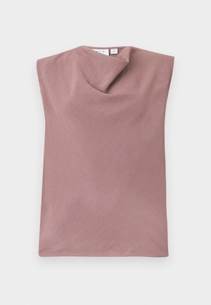 Top smanicato malva con scollo a cappuccio drappeggiato e tessuto morbido e strutturato su sfondo uniforme.