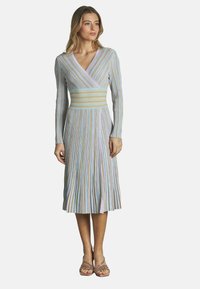 Gestreiftes, mehrfarbiges Kleid mit langen Ärmeln, Wickel-Design, knielanger, gefältelter Rock und eng anliegendem Taillenbund. Besteht aus weichem, texturiertem Stoff.