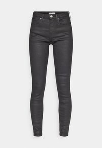 Jeans ajustados negros de mezclilla, con una cintura estándar, cinco bolsillos y detalles de costura sutiles. Textura suave y ajuste clásico.
