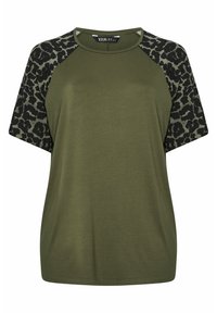 Olijfgroene top met korte mouwen, voorzien van zwart en donkergroen luipaardprint raglanmouwen en een ronde halslijn.