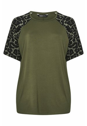 Olijfgroene top met korte mouwen, voorzien van zwart en donkergroen luipaardprint raglanmouwen en een ronde halslijn.