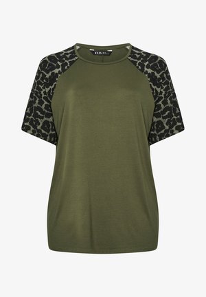 Olivenfarvet kortærmet top med sort og mørkegrøn leopardprint raglanærmer og rund halsudskæring.