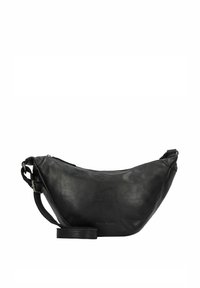 Borsa a tracolla in pelle nera con un design curvo e minimalista, dotata di chiusura con zip e tracolla regolabile.