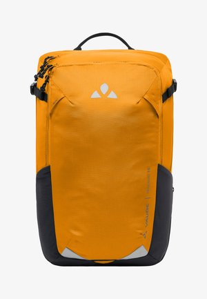 Gelber Rucksack aus strukturiertem Stoff mit grauen Akzenten. Verfügt über einen oberen Griff, Reißverschlüsse und das Markenlogo auf der Vorderseite.