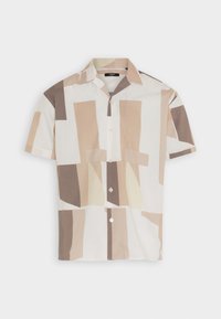Camisa de manga corta con botones, hecha de una tela ligera y que presenta un patrón geométrico abstracto en tonos beiges, marrones y crema.