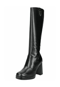 Bottes en cuir noir hauteur genou avec un talon massif, texture lisse et design minimal. Présente une légère plateforme et un détail de chaîne décoratif.