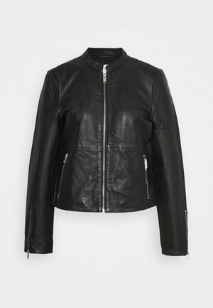 Veste en cuir noir avec fermeture éclair frontale, poches latérales zippées et poignets zippés, dotée d'un col rond et d'une silhouette ajustée.