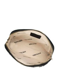 Pochette en cuir noir avec zip doré. Intérieur doublé en tissu beige arborant un texte répété "WITTCHEN". Texture lisse, forme épurée.