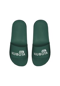 Zielone klapki wsuwane z gumy, z teksturowaną wkładką i odważnym białym logo "KUBOTA" na szerokim pasku.