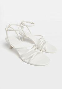 Stradivarius Sandaalit nilkkaremmillä - white