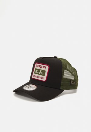 Casquette trucker en mesh noir et vert avec un patch indiquant "BUFFALO, NY New Era Established 1920" à l'avant et une fermeture snapback réglable.
