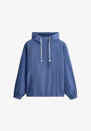 Blauer Pullover-Hoodie mit langen Ärmeln, weißen Kordeln, elastischen Bündchen und einer vorderen Kängurutasche, vor weißem Hintergrund.