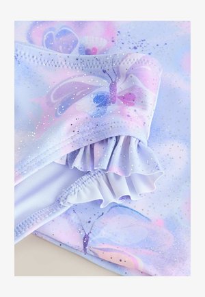 Heled lilla ujumiskangas, mis on kaunistatud liblikate mustriga ja sädeleva aktsendiga, rippuva äärega ja siledast tekstuurist.