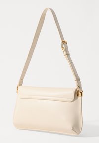 Beige läderhandväska med en strukturerad form, justerbar axelrem och detaljer i guld. Slät textur med lockstängning.