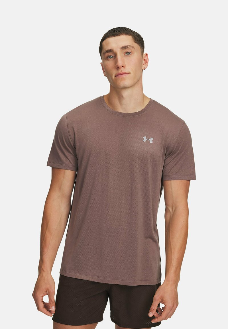 Camiseta atlética marrón de manga corta hecha de tejido que absorbe la humedad, con un escote redondeado y un pequeño logo reflectante en el pecho.