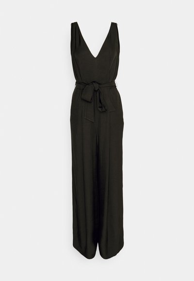 Svart jumpsuit med dyp V-hals, justerbare stropper, bred ben-design og et matchende belte i samme stoff i midjen. Jevn tekstur.
