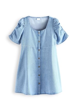 Robe en denim bleu clair avec manches courtes bouffantes, encolure carrée et fermeture à boutons sur le devant au centre.