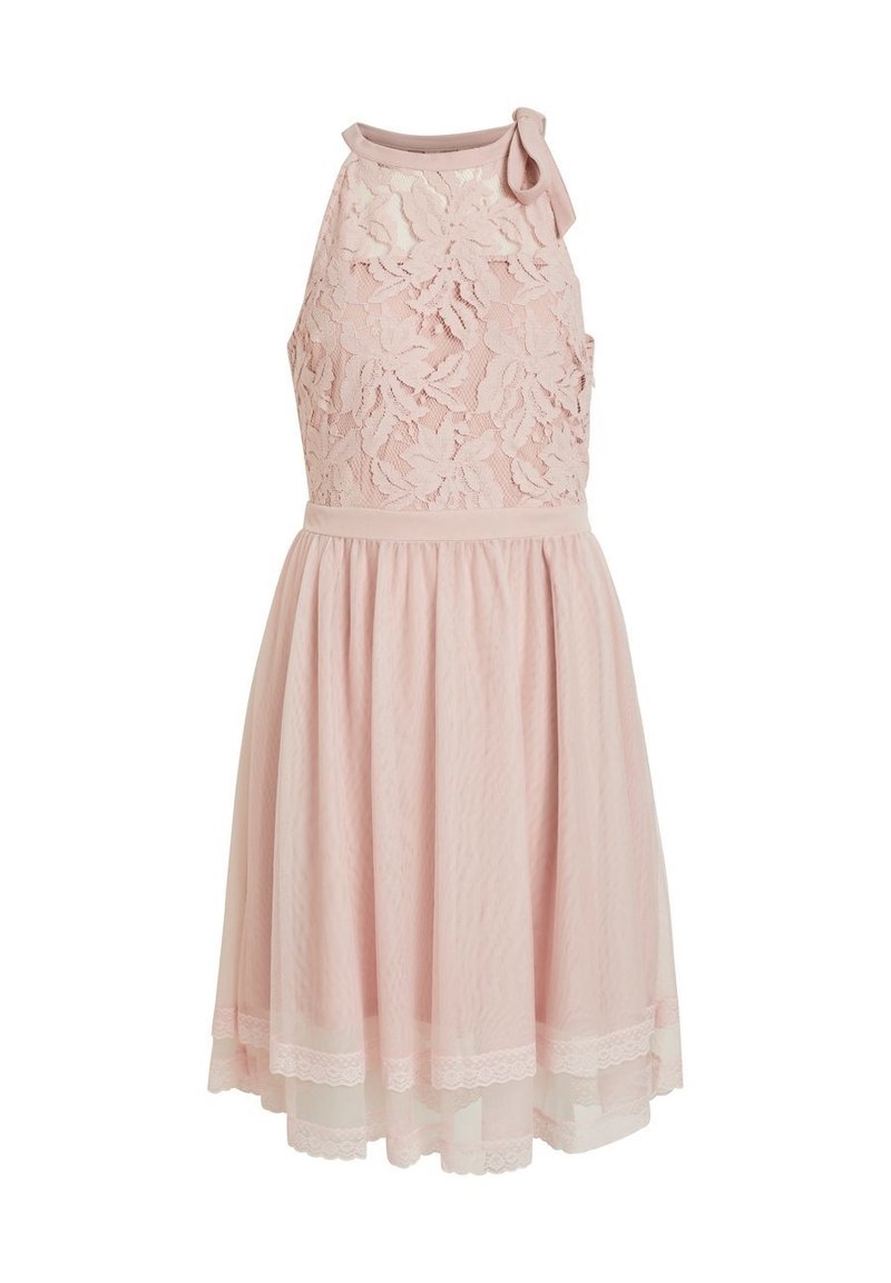 Robe rose avec un corsage en dentelle, une jupe évasée en chiffon et une ceinture en satin. Comprend un détail nœud au niveau du cou.