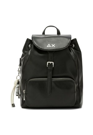 Zaino in pelle nera con tasca frontale con cerniera, pattina con fibbia e portachiavi bianco con la scritta "SH68" attaccato al lato.