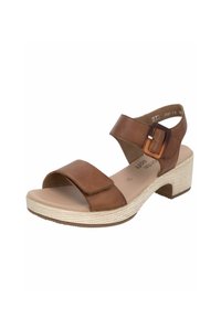 Infradito in pelle marrone con una fascia larga e fibbia regolabile. Presenta un tacco in piattaforma texturizzato di un beige chiaro. Design aperto sulla punta.