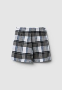 Pantaloncini a quadri nei colori grigio, bianco e blu, realizzati in tessuto morbido con cuciture visibili e vestibilità rilassata, caratterizzati da un classico motivo a scacchi.