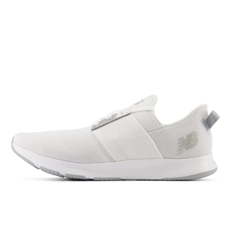 Zapatilla deportiva blanca con parte superior de malla transpirable, banda elástica, collar acolchado y detalles grises en el talón y el logo.
