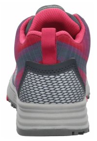 Sneaker a rete texturizzata in rosa e grigio, con colletto imbottito e suola in gomma a contrasto. Tab posteriore visibile per indossarla facilmente.