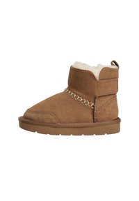 Bottine en daim marron avec détails cousus, doublure en polaire, semelle plate en caoutchouc et languette à l'arrière.