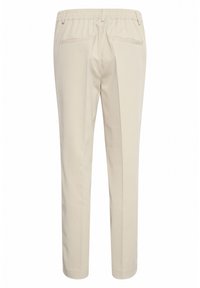 Beige rechte broek met elastische tailleband en twee achterzakken met klep, getoond vanaf de achterkant op een witte achtergrond.