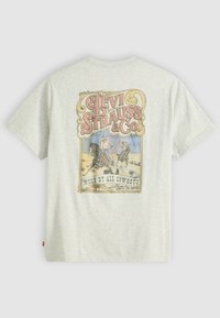 T-shirt cinza claro de mangas curtas com uma impressão gráfica vintage colorida da Levi Strauss & Co. nas costas, com detalhes intrincados.