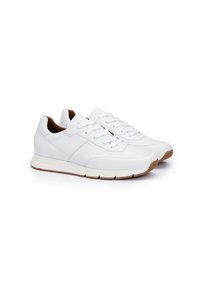 Hvide lædersneakers med rund tå, snørebåndsdesign og en kontrastfarvet tan gummisål. Glat tekstur, minimalistisk design med subtile accenter.