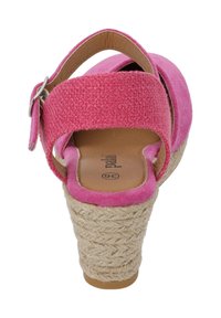 Sandalini in suede rosa con tacco a zeppa in espadrille intrecciato. Presentano una cinghia alla caviglia con una fibbia metallica e una soletta in pelle liscia.