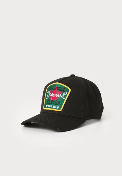 Sort baseball cap med et farverigt broderet mærke med grøn baggrund, gul kant og rødt ahornblad design.