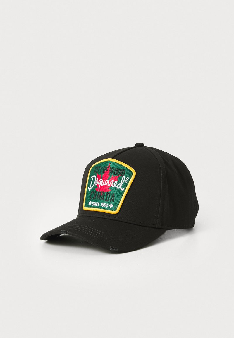 Schwarze Baseballmütze mit einem bunten gestickten Aufnäher auf grünem Hintergrund, gelbem Rand und rotem Ahornblatt-Design.