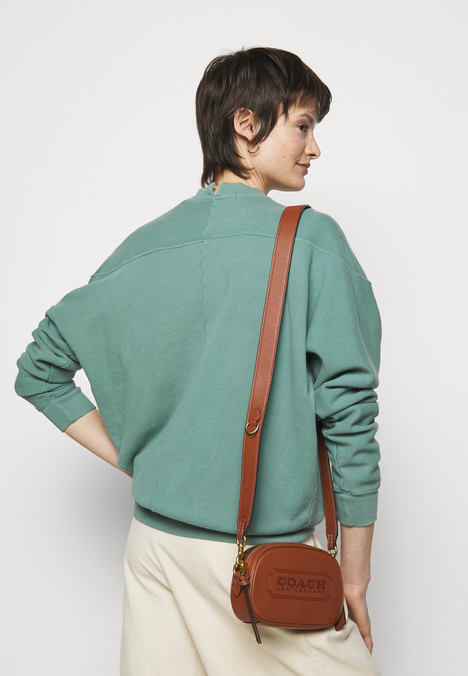 Coach BADGE CAMERA CROSSBODY - Across 