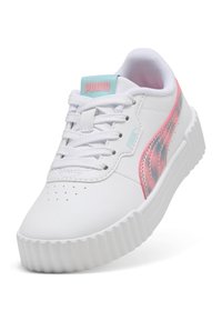 Sneaker bianca con tomaia in pelle liscia, accento rosa e blu sul lato, linguetta imbottita e suola in gomma testurizzata.