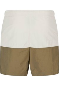Shorts de bain pour hommes avec une taille élastique, arborant un design en blocs de couleurs crème et olive. Tissu léger avec une texture lisse.