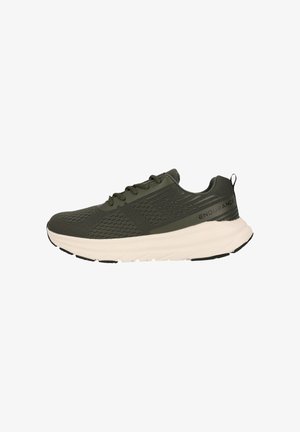 Urheilukengät tummanvihreänä, jossa on teksturoitu verkkopäällinen, nauhakiinnitys, pehmustettu valkoinen välikerros ja kontrastina musta pohja.