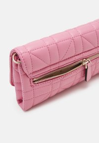 Guess ASSIA CROSSBODY FLAP ORGANIZER - Skuldertasker - pink