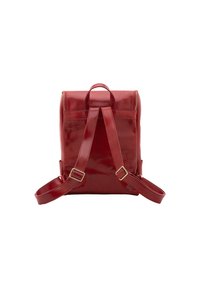 Zaino in pelle rossa con finitura lucida, dotato di spalline regolabili, manico superiore e chiusura con zip sul retro.