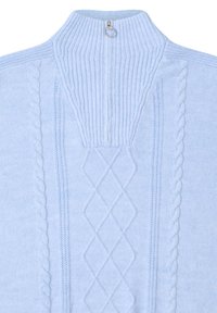 Himmelblau gestrickter Pullover mit hohem Kragen, Kabelstrickdetails und einem Reißverschluss mit Metallschieber. Weiche Textur mit Rautenmuster.