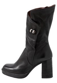 Svart läderstövel som går till mitten av vaden med klack, dekorativ rullkant på skaftet och metallisk knapprankning.