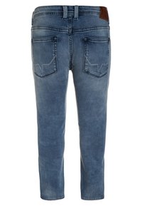 Pantalones vaqueros de mezclilla en azul claro con una textura suave, que cuentan con una etiqueta de cuero y dos bolsillos traseros con detalles de costura distintivos.