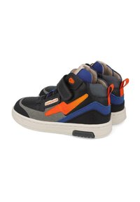 Zapatillas altas que combinan cuero negro y ante gris, con acentos en naranja, azul y gris. Correa de velcro y suela texturizada.