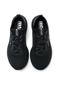 Zapatos deportivos negros con una parte superior de malla transpirable, patrones texturizados y cordones negros con acentos blancos. Suelas de goma para mayor agarre.