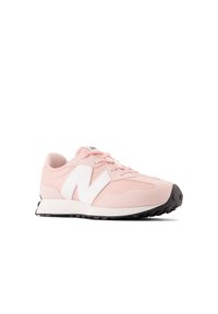 Botte de sport rose avec une tige en tissu texturé, présentant des accents blancs et une semelle extérieure en caoutchouc noir, avec un bout rond et un système de laçage.