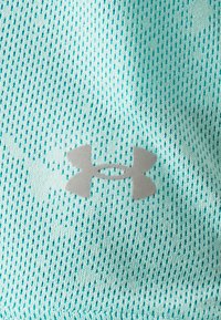 Tejido azul claro y transpirable con una textura de malla que presenta el logo de Under Armour en gris claro en el centro.