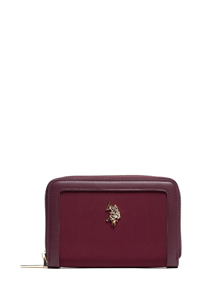 Portafoglio rosso bordeaux con zip, realizzato in materiale testurizzato, caratterizzato da un logo in tonalità dorata e bordi in pelle liscia. Forma rettangolare compatta.