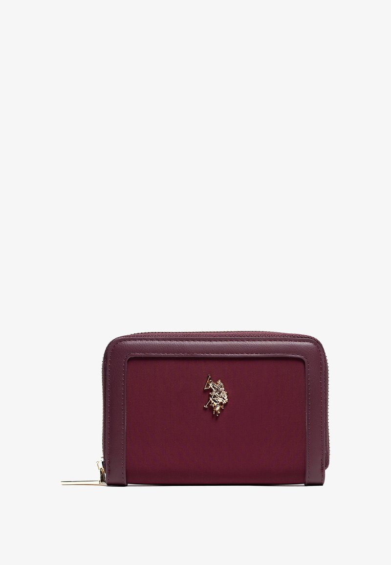 Portafoglio rosso bordeaux con zip, realizzato in materiale testurizzato, caratterizzato da un logo in tonalità dorata e bordi in pelle liscia. Forma rettangolare compatta.